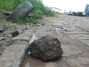 Após discussão, homem é espancado e recebe  várias pedradas na boca