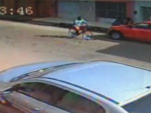 [VÍDEO] Câmera de vigilância flagra ciclista roubando celular no bairro Ouro Preto