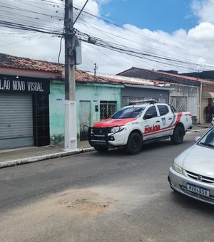 [Vídeo] Homem coberto com capa preta furta casa de vizinho em Arapiraca