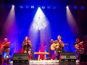 Andréa Laís apresenta o show 'Simplesmente, lindo!' no Teatro de Arena