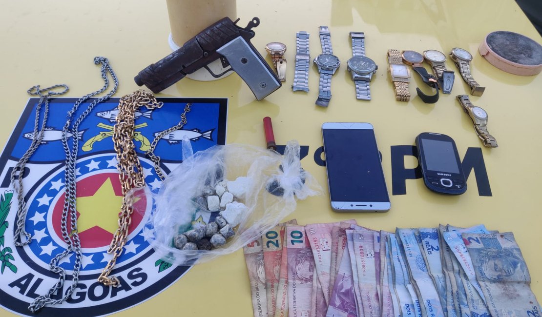 Denúncia de violência leva militares a prender supostos traficantes, drogas, celulares e dinheiro em Teotônio
