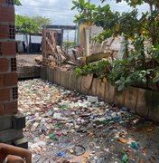 Prefeitura retira 500kg de lixo de canal no conjunto Virgem dos Pobres I