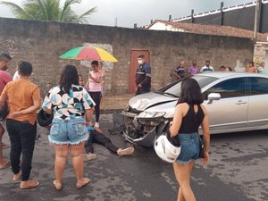 [Vídeo] Motociclista fica ferido após colidir contra veículo na Baixa Grande