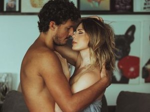 Sheila Mello posa com o namorado e se declara: 'Tudo se encaixa'