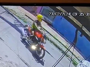 Câmera de segurança flagra furto de moto no bairro do Prado, em Maceió