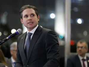 Hugo quer votar proposta do governo sobre fim da 6x1 na próxima semana