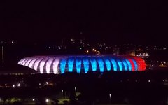 Em solidariedade às vítimas dos ataques terroristas, o estádio Beira-Rio, em Porto Alegre, foi iluminado com as cores da bandeira francesa. 