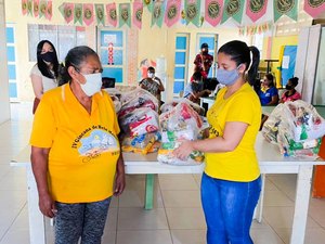 Prefeitura e Arapiraca Garden Shopping entregam cestas básicas a famílias atendidas pelo CRAS Itapoã