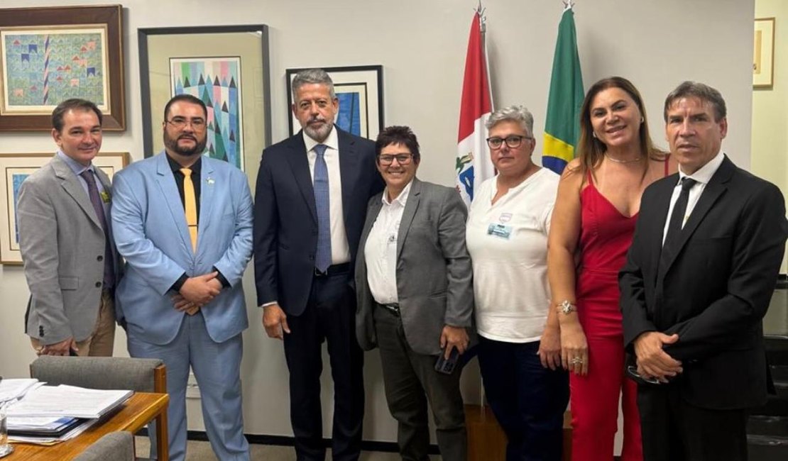 Autoescolas procuram Lira para frear projeto de Renan que libera aulas por CNH