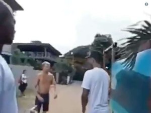 Surfista brasileiro troca socos com havaiano em entrevista