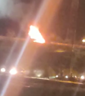 Carro pega fogo próximo a viaduto na AL-220 e trânsito fica lento em ruas próximas ao shopping de Arapiraca