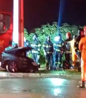 Carro colide contra poste na Avenida Marília Mendonça, em Maceió