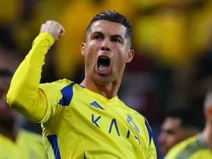 Cristiano Ronaldo se torna o primeiro bilionário do futebol após contrato