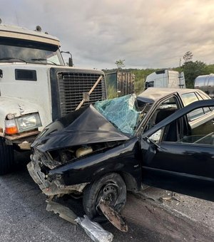 Idoso morre após colisão frontal entre carro e carreta na BR-101, em Pilar