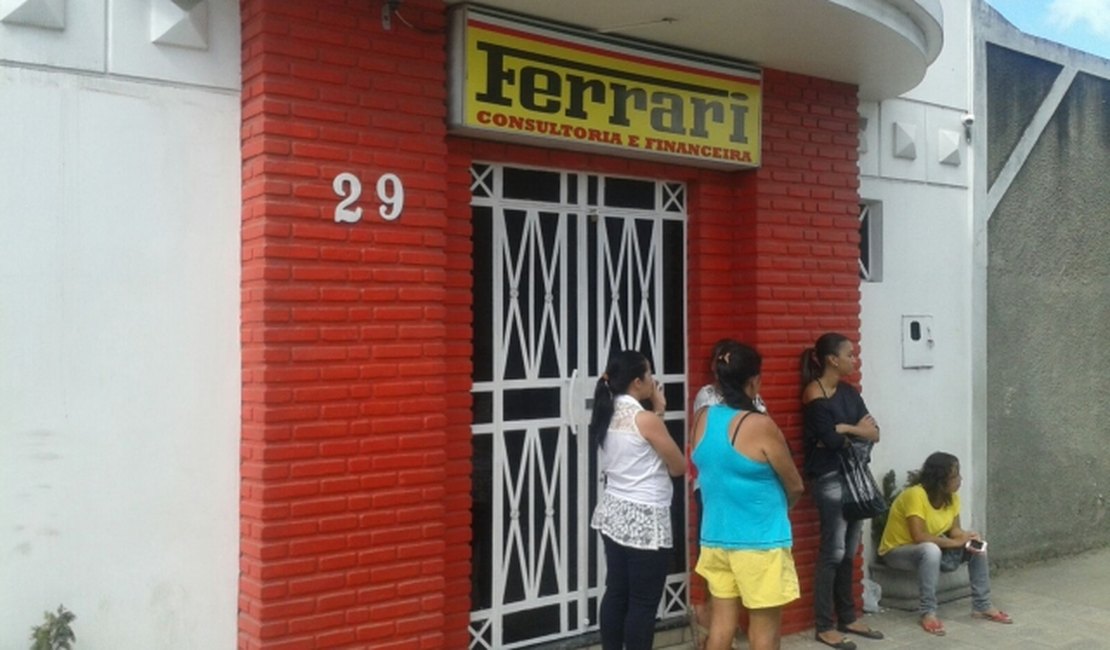 Clientes acusam Financeira de golpe e ameaçam quebrar a porta da empresa