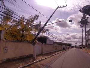 Motorista embriagado bate em poste e deixa bairros de Palmeira sem energia