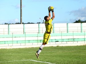 [Vídeo] Goleiro estreante do ASA fecha o gol e paga promessa após o jogo