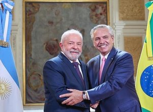 Na Argentina, Lula defende moeda comum para reduzir dependência do dólar; especialistas criticam