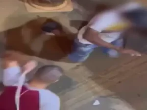 PM de folga e armado é filmado dando chibatadas em homem ajoelhado