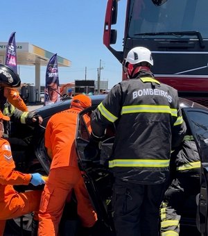 Motorista fica ferido após carro colidir com carreta na AL-220, em Arapiraca