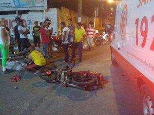 Motorista não respeita sinalização e atropela motociclista próximo ao Bosque das Arapiracas