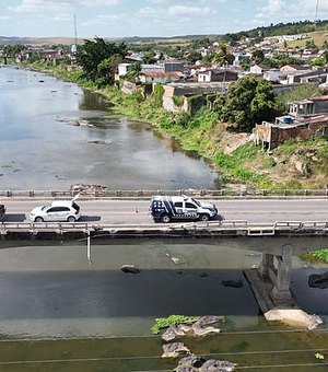 Caminhão-pipa colide contra proteção de ponte na BR-316, em Atalaia