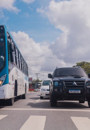 Homem é baleado após ônibus em que estava ser alvejado, em Maceió