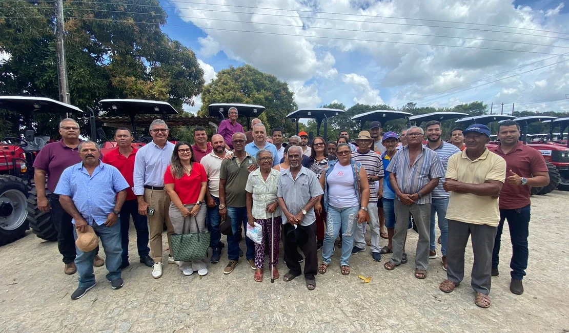 Alfredo Gaspar entrega 11 tratores para fortalecer a agricultura familiar em Alagoas