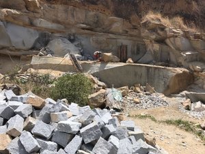 MPT flagra trabalho desumano em extração de pedras no interior de Alagoas