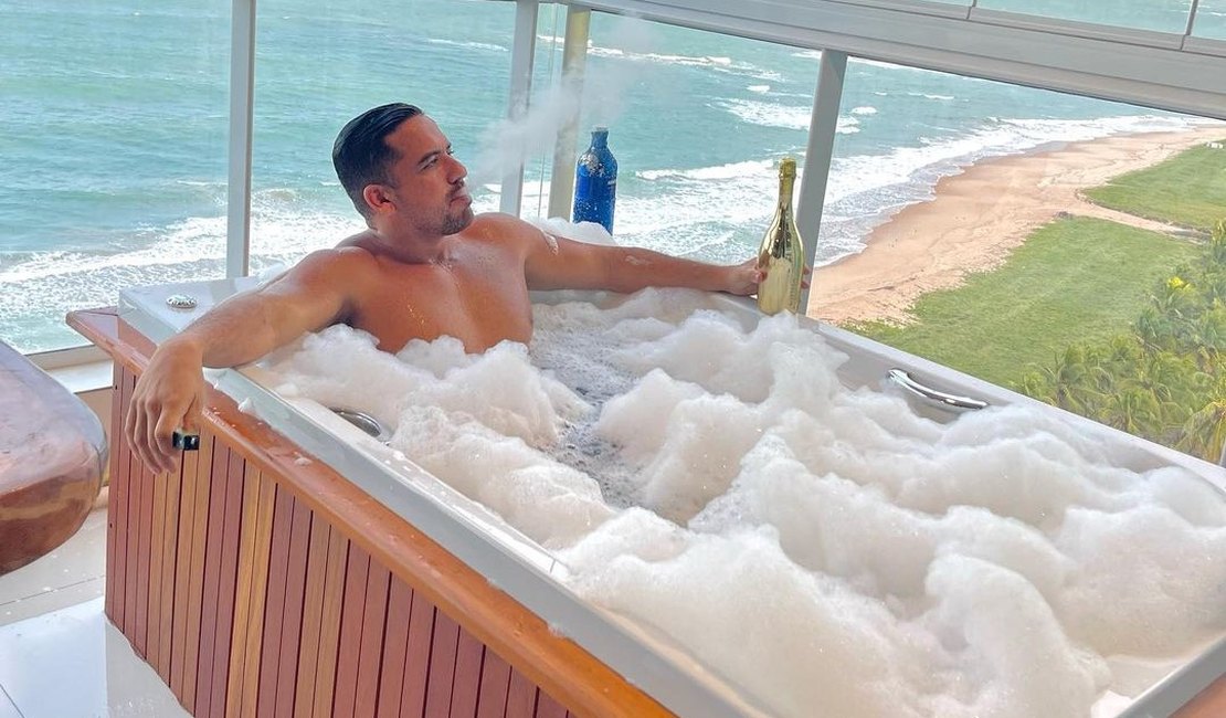 Digital influencer enfrenta disputa com síndico por hidromassagem