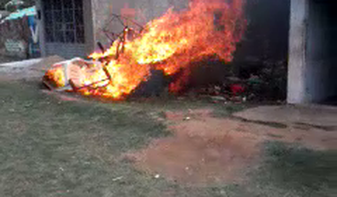 Homem ateia fogo em móveis da própria residência