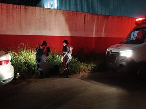 Homem é espancado a pauladas por grupo de seis homens e fica gravemente ferido em Maceió