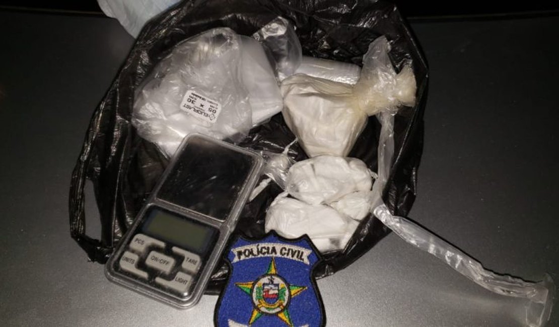 Polícia apreende cocaína e arma em residência em Maceió; suspeito foge
