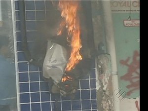 Medidor de energia em residência de condomínio tem princípio de incêndio