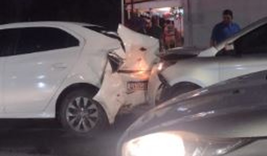Colisão entre carros em cruzamento movimentado de Arapiraca deixa trânsito lento