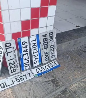 [Vídeo] Após chuvas, placas de veículos são achadas no bairro da Jatiúca