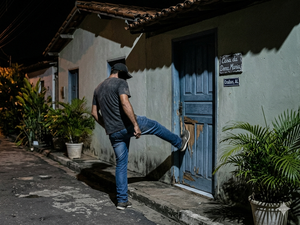 ‘Vou dar um chute na sua boca’: Após chutar porta da ex-sogra, homem é preso por ameaça em Craíbas