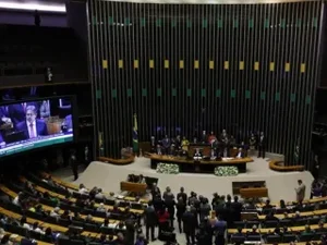 Deputados apresentam projetos de lei para criminalizar o comunismo