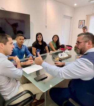 Após protesto, Leonardo Dias intermedeia reunião entre Semed e pais de alunos em Riacho Doce