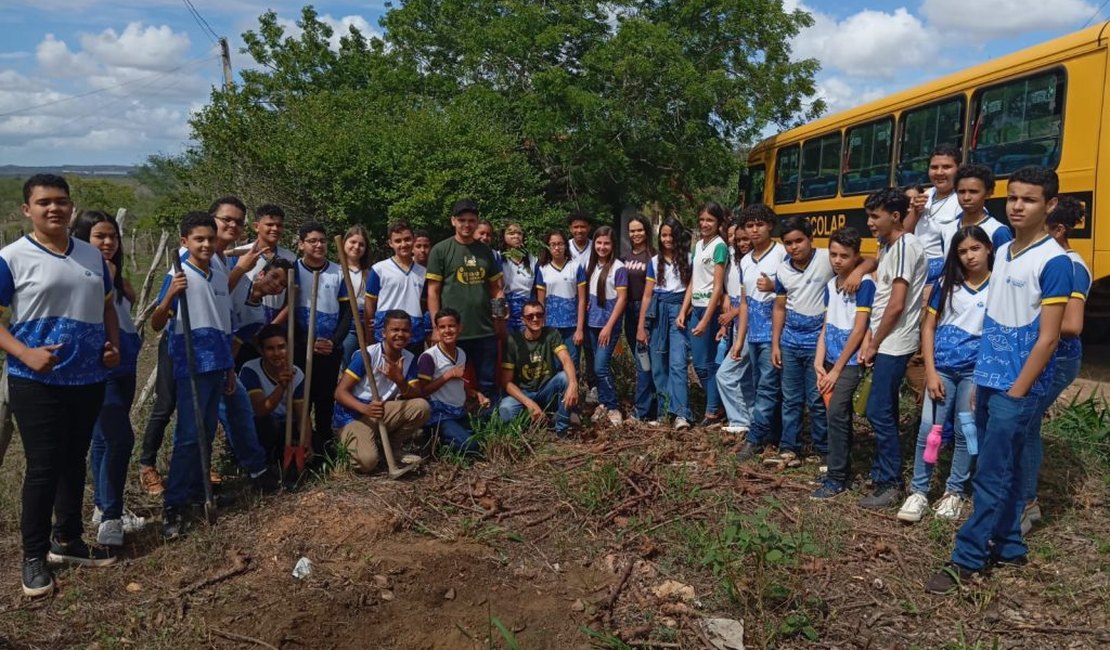Estudantes da rede municipal de Arapiraca promovem rearborização e consciência ambiental
