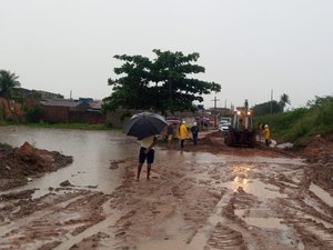 [Vídeos] Máquinas ajudam no escoamento da água no bairro Brasiliana, em Arapiraca
