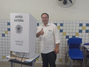 Vice-governador Luciano Barbosa vota no início da tarde, em Arapiraca