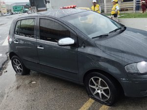 Carro é abandonado em frente a agência bancária no bairro do Jacintinho