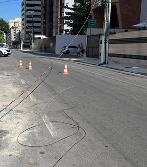 [Vídeo] Poste cai e fios acabam espalhados pela pista, na Ponta Verde