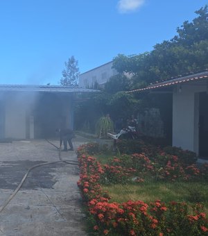 Incêndio atinge distribuidora de medicamentos no bairro da Pitanguinha, em Maceió