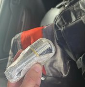 Dupla é presa com granada, drogas e arma em rio na Barra de São Miguel