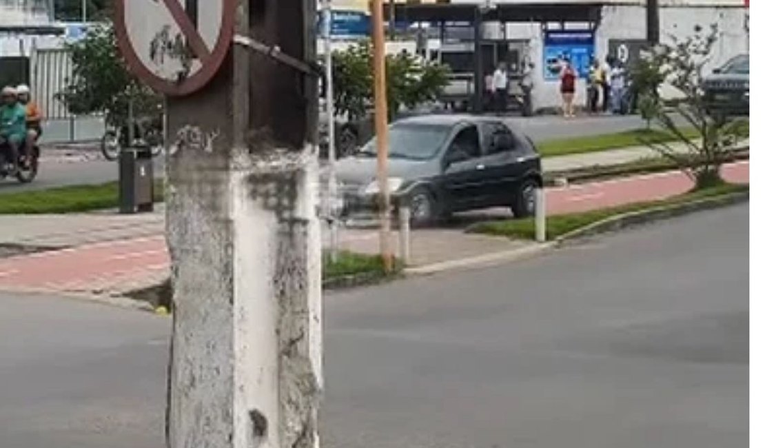 Motorista é flagrado dirigindo carro na Ciclovia do Trabalhador, em Arapiraca