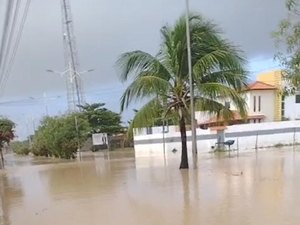 [Vídeo] Ruas da Barra de São Miguel ficam alagadas após fortes chuvas