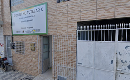 Crianças são resgatadas após serem encontradas sozinhas em apartamento