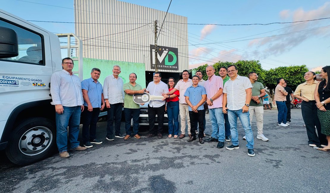 Prefeitura de Junqueiro recebe novos veículos para reforçar infraestrutura e recursos hídricos